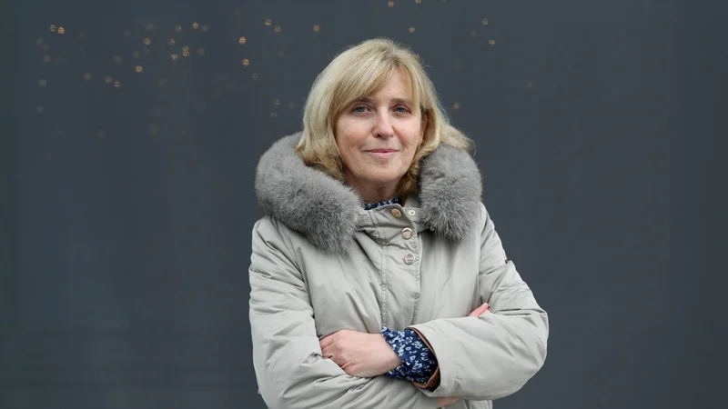 Pred leti je v njeno življenje najprej stopila multipla skleroza, ki jo danes z zdravili uspešno obvladuje, nato se je morala spoprijeti še s hudim obolenjem oči.&nbsp;FOTO: Blaž Samec/Delo
