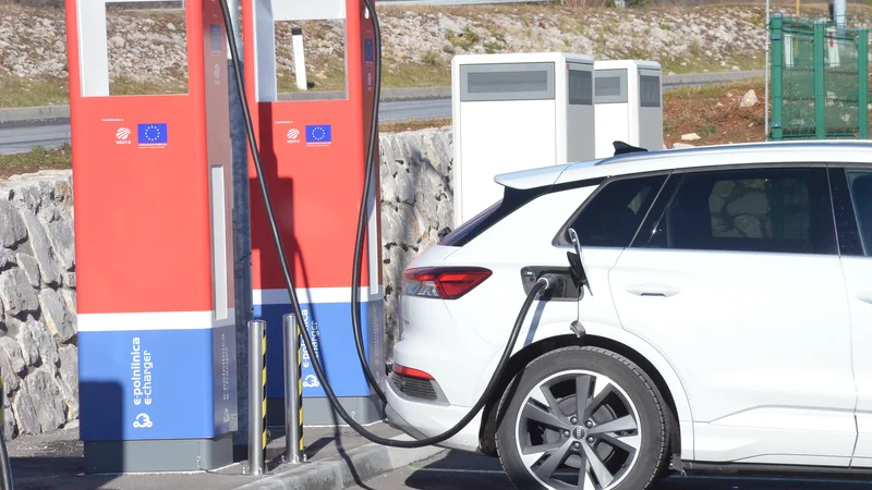 Fotografija: Petrol ima že 50 polnilnic z močjo 50 kW in več. Najzmogljivejše dosežejo 150 kW. Foto Gašper Boncelj