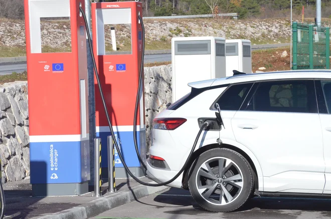 Petrol ima že 50 polnilnic z močjo 50 kW in več. Najzmogljivejše dosežejo 150 kW. Foto Gašper Boncelj
