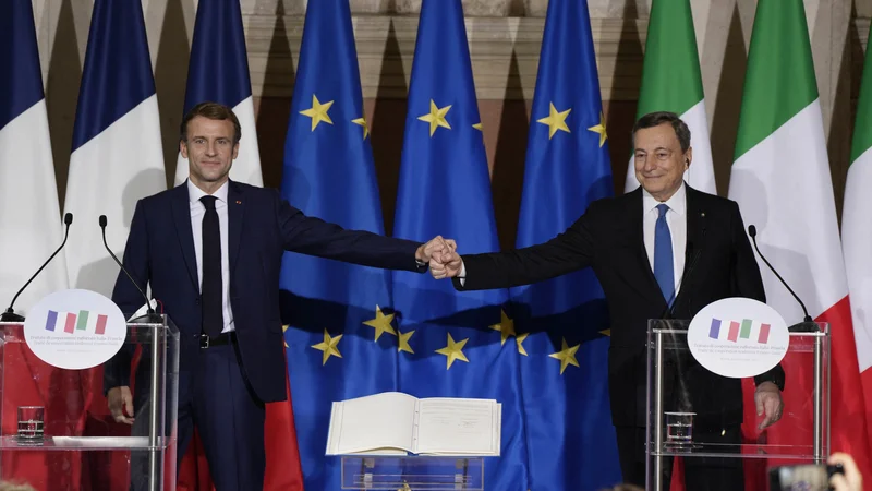 Dvojica Macron-Draghi je vizavi Scholzu, ki se bo moral kot kancler šele formirati, močan tandem. FOTO: Domenico Stinellis/AFP