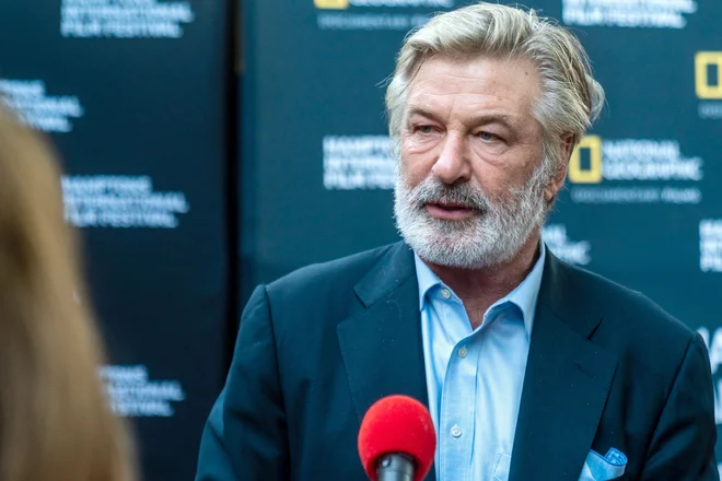 Igralec Alec Baldwin je med vajo ustrelil in ubil direktorico fotografije Halyno Hutchins.&nbsp;FOTO: Mark Sagliocco/AFP
