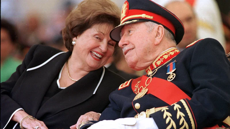 Fotografija: Lucia Hiriart in Augusto Pinochet leta 1998. FOTO: Cris Bouroncle/AFP