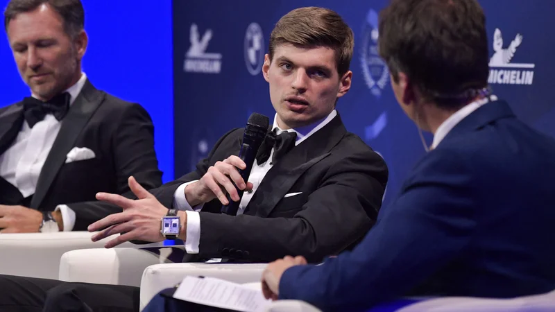 Fotografija: Max Verstappen in Christian Horner (levo) med novinarsko konferenco v prostorih pariškega nakupovalnega središča Carrousel du Louvre. FOTO: Julien De Rosa/AFP
