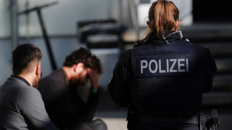 Fotografija: Nemška policija med prijetjem beguncev, ki naj bi iz Iraka prišli v Nemčijo skozi Belorusijo in Poljsko. FOTO: Michele Tantussi/Reuters