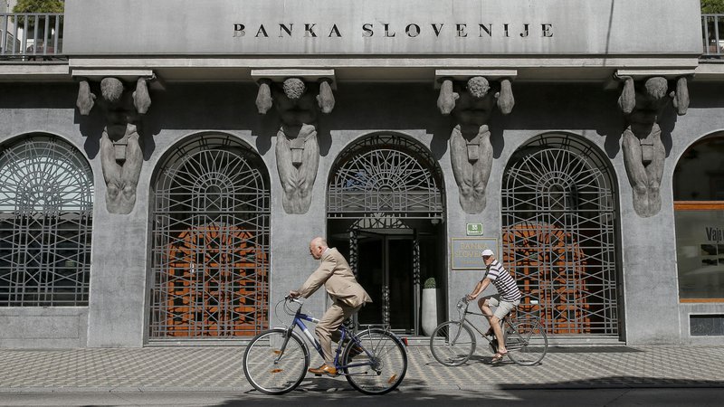 Fotografija: Banka Slovenije pričakuje, da bo inflacija še nekaj mesecev povišana, nato pa naj bi se v drugi polovici 2022 začela umirjati. FOTO: Blaž Samec/Delo
