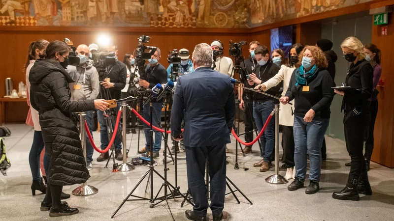 Fotografija: Na vprašanje, kako razume to, da mu je njegova stranka v bran stopila šele dan pred interpelacijo, v SMC in NSi pa še to ne, je Vizjak odgovoril, da je to vprašanje zanje. FOTO: Voranc Vogel/Delo