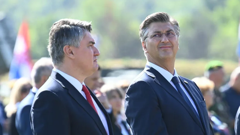 Fotografija: Nov kamenček v mozaiku sporov med glavnima akterjema hrvaške visoke politike, predsednikom države Zoranom Milanovićem (levo) in predsednikom vlade Andrejem Plenkovićem. FOTO: Tom Dubravec/Cropix