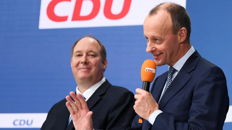 Fotografija: Vodja kabineta nekdanje kanclerke Angele Merke Helge Braun in Friedrich Merz na novinarski konferenci po objavi rezultatov volitev. FOTO: Annegret Hilse/REUTERS