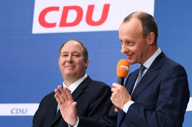 Vodja kabineta nekdanje kanclerke Angele Merke Helge Braun in Friedrich Merz na novinarski konferenci po objavi rezultatov volitev. FOTO: Annegret Hilse/REUTERS