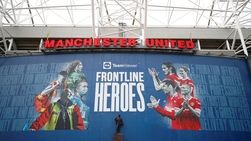 Fotografija: Pogled na Old Trafford, domovanje Man. Uniteda, kjer so se zahvalili junakom v prvih bojnih črtah. FOTO: Jason Cairnduff/Reuters
