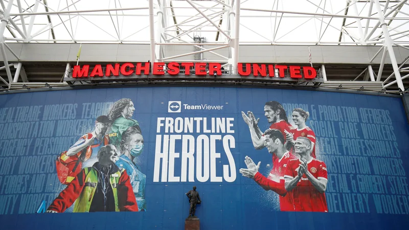 Fotografija: Pogled na Old Trafford, domovanje Man. Uniteda, kjer so se zahvalili junakom v prvih bojnih črtah. FOTO: Jason Cairnduff/Reuters
