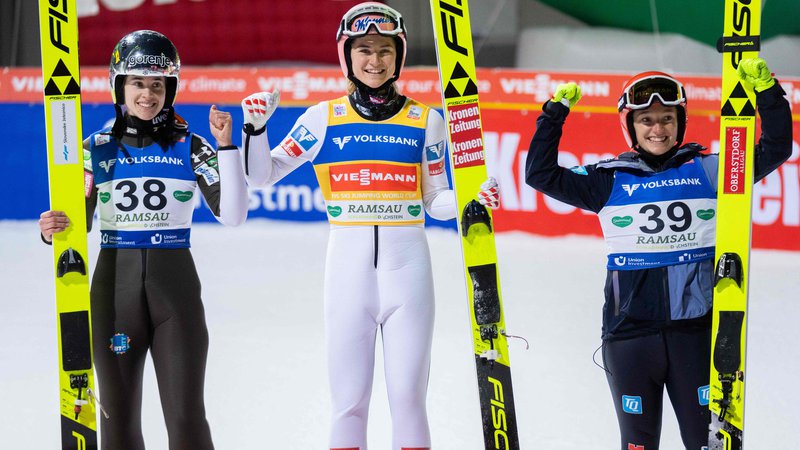 Fotografija: Od Urše Bogataj (levo) sta bili boljši le avstrijska zmagovalka Marita Kramer (na sredini) in drugouvrščena Nemka Katharina Althaus (desno). FOTO: Georg Hochmuth/AFP
