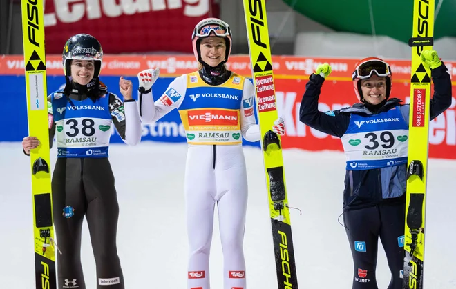 Od Urše Bogataj (levo) sta bili boljši le avstrijska zmagovalka Marita Kramer (na sredini) in drugouvrščena Nemka Katharina Althaus (desno). FOTO: Georg Hochmuth/AFP
