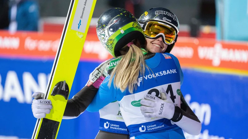 Fotografija: Nika Križnar je takole čestitala Urši Bogataj za novo uvrstitev med najboljšo trojico. FOTO: Georg Hochmuth/AFP
