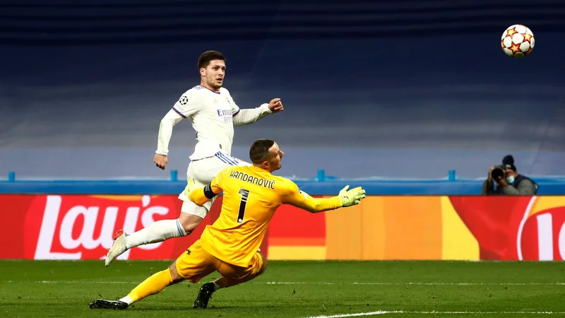 Fotografija: Samir Handanović med dvobojem z Realom in njegovim srbskim napadalcem Luko Jovićem na decembrski tekmi lige prvakov v Madridu. FOTO: Susana Vera/Reuters
