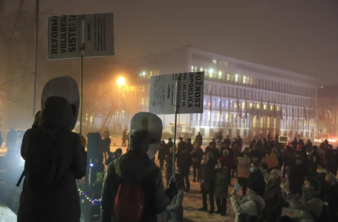 Protestniki so spomnili na ženske demonstracije pred tremi desetletji in njihovo aktualnost. FOTO: Jože Suhadolnik/Delo
