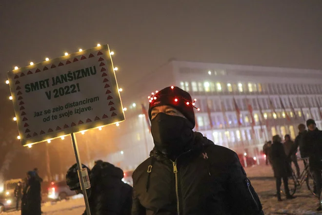 Vladi nasportujejo vsak petek že od njenega začetka. FOTO: Jože Suhadolnik/Delo
