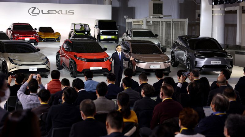 Fotografija: Toyotin predsednik Akio Tojoda predstavlja novo strategijo podjetja na področju električnih vozil. FOTO: Behrouz Mehri/AFP
