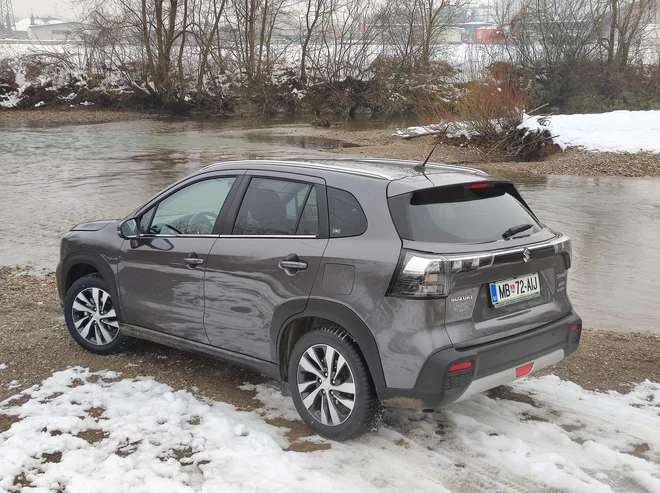 Na zadku izstopajo velike luči, ki so tako kot sprednji žarometi sestavljene iz svetečih diod. FOTO: Boštjan Okorn
