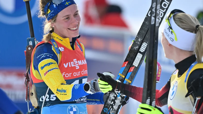 Fotografija: Marte Olsbu Roeiseland (desno) pozdravlja Elviro Öberg po decembrski zasledovalni preizkušnji v avstrijskem Hochfilznu. FOTO: Joe Klamar/AFP