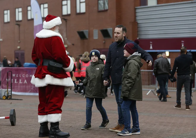 V okolici Villa Parka so se že zbirali navijači, ko je prišla potrditev, da sobotne tekme z Burnleyjem vendarle ne bo. FOTO:&nbsp;Craig Brough/Reuters
