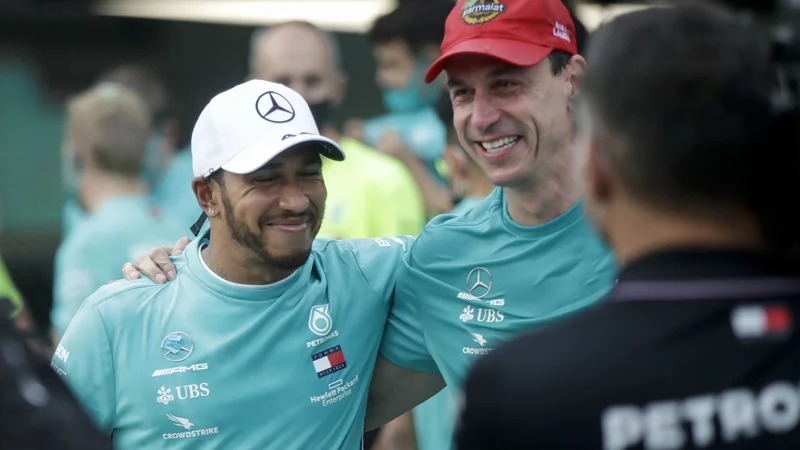 Fotografija: Poražena Lewis Hamilton in šef ekipe Toto Wolff (oba na fotografiji) se nista zglasila v Parizu. FOTO: Luca Bruno/AFP