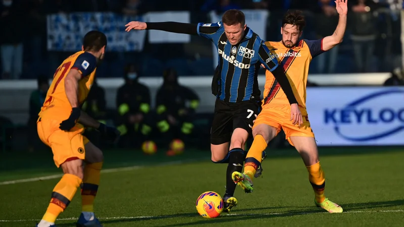 Fotografija: Urugvajski bočni branilec Matias Viña ustavlja Josipa Iličića na s soncem obsijanem štadionu Gewiss v Bergamu. FOTO: Miguel Medina/AFP