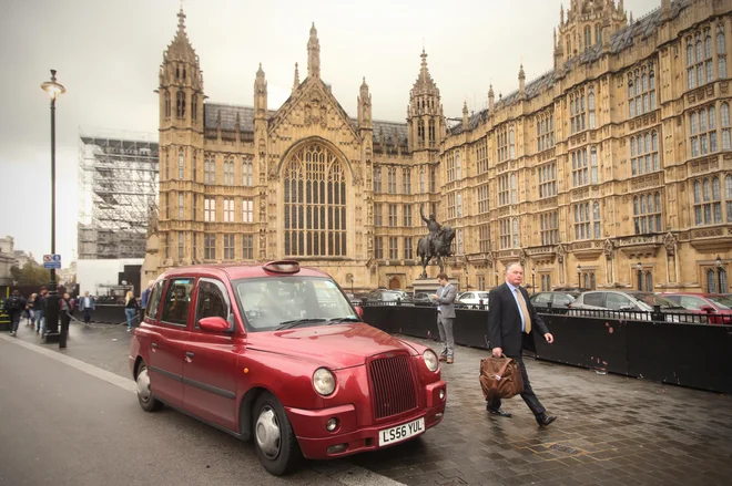 Povprečna plača v Londonu za trideset odstotkov presega povprečje Velike Britanije. FOTO: Jure Eržen/Delo
