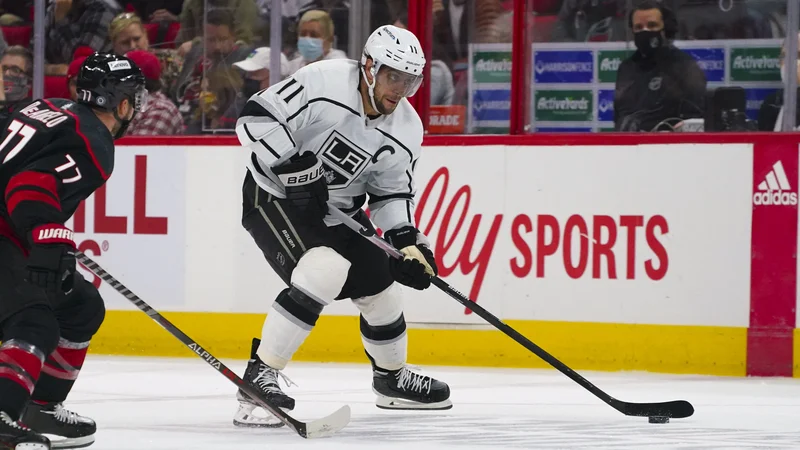 Fotografija: Dvorana PNC Arena je bila prizorišče prve tekme po nizu štirih, na katerih so Anže Kopitar (na fotografiji) in soigralci vknjižili vsaj točko. FOTO: James Guillory/USA Today Sports