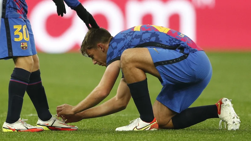 Fotografija: Nicolas Gonzalez pomaga Gaviju med tekmo v Kijevu z Dinamom v ligi prvakov. FOTO: Valentin Ogirenko/Reuters