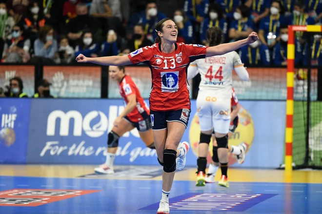 Kari Brattset Dale (na fotografiji) je bila&nbsp;v dvorani Palau d&#39;Esports v katalonskem Granollersu z ekipo Norveške neustavljiva proti domačinkam, ki se bodo morale zadovoljiti z nedeljsko tekmo za tretje mesto. FOTO:&nbsp;Josep Lago/AFP

