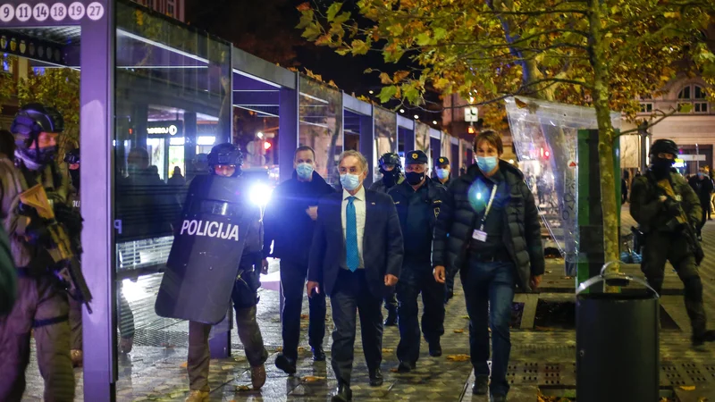 Fotografija: Aleš Hojs (na fotografiji na protestih 5. novembra lani v Ljubljani) vse očitke iz interpelacije zavrača kot neutemeljene in pravi, da je vedno ravnal v skladu s prisego ob svoji izvolitvi za ministra. FOTO: Blaž Samec/Delo
