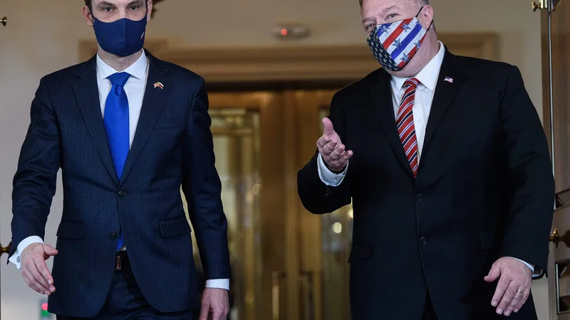 Fotografija: Slovenski zunanji minister Anže Logar (levo) se je pred dobrim letom dni srečal z Mikom Pompeom, ki je ameriško zunanjo politiko vodil v Trumpovi administraciji. FOTO: Nicholas Kamm/AFP