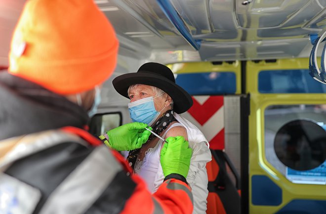 Najprej k maši, nato cepljenje v mobilni enoti pred cerkevijo sv. Martina v Trbovljah. FOTO: Blaž Samec
