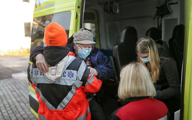 Organizirani so tudi brezplačni prevozi do cepilnih centrov. FOTO: Blaž Samec
