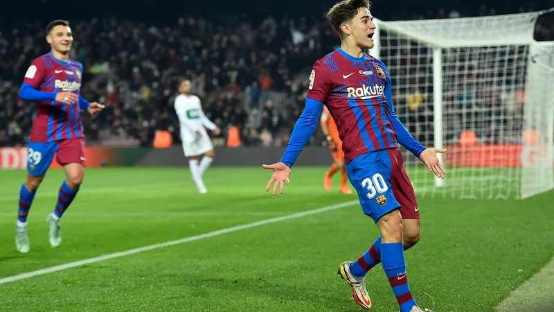 Fotografija: Gavi (na fotografiji) je z mojstrskim prodorom in strelom ob vratnico poskrbel za 2:0 na obračunu Barcelone z Elchejem. Katalonci so nato v drugem polčasu dobili dva gola iz dveh napadov, nato je na sceno spet stopil mladi španski as, ki je po rodu iz okolice Seville. FOTO: Pau Barrena/AFP