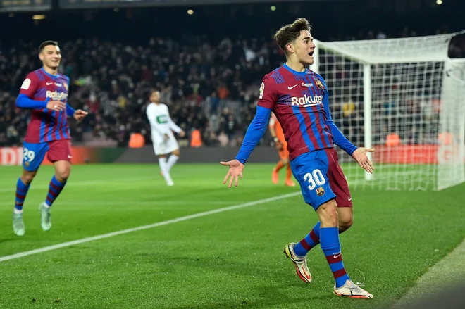 Gavi (na fotografiji) je z mojstrskim prodorom in strelom ob vratnico poskrbel za 2:0 na obračunu Barcelone z Elchejem. Katalonci so nato v drugem polčasu dobili dva gola iz dveh napadov, nato je na sceno spet stopil mladi španski as, ki je po rodu iz okolice Seville.&nbsp;FOTO: Pau Barrena/AFP
