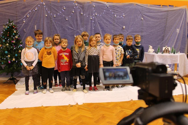 Učenci so povedali, da pogrešajo nastope v živo, nekaterim pa je bilo lažje, ker so imeli manjšo tremo kot pri nastopu v živo. FOTO: arhiv OŠ Leskovec pri Krškem
