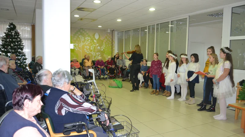 Fotografija: Tako so učenci OŠ Leskovec pri Krškem obiskovali stanovalce DSO Krško pred izbruhom epidemije. FOTO: arhiv DSO Krško