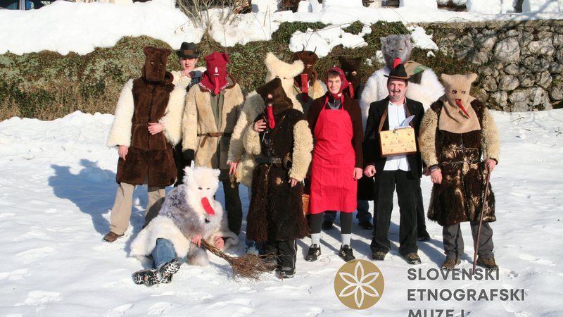 Fotografija: Otepovci v Stari Fužini obiskujejo vaščane 26. decembra. Fotografija je iz leta 2008. FOTO: Miha Špiček/arhiv SEM
