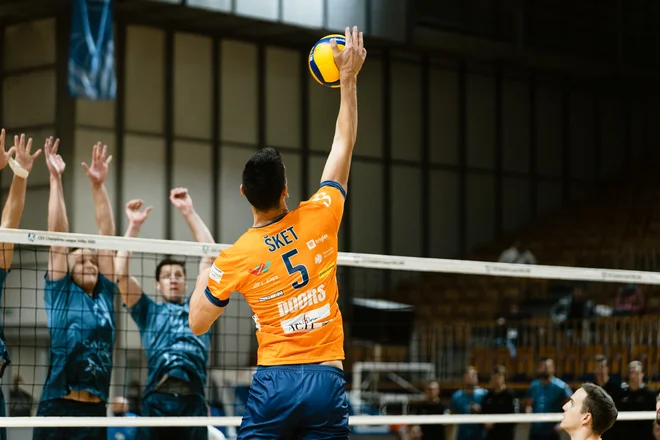 Alen Šket je bil v minuli sezoni z Mariborčani državni prvak, v tem tednu bo lovil novo lovoriko z ljubljanskim ACH. FOTO: ACH Volley
