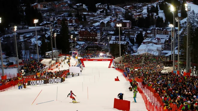 Za božične praznike ni lepšega od smučanja v zimski pravljici v Madonni di Campiglio. A ne za poklicne smučarje, teh se loteva stres. FOTO: Alessandro Garofalo/Reuters

