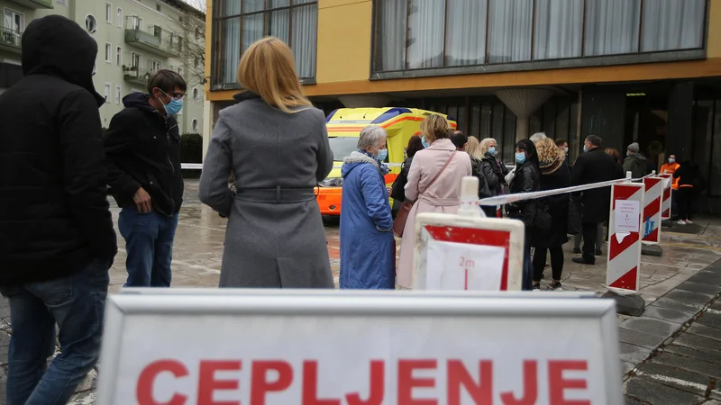 Po tretjem odmerku znanih sedem prijav resnih neželenih dogodkov. FOTO: Leon Vidic/Delo
