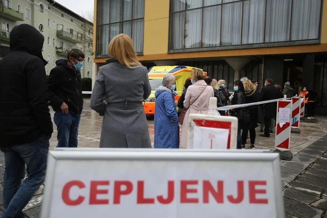 Po tretjem odmerku znanih sedem prijav resnih neželenih dogodkov. FOTO: Leon Vidic/Delo