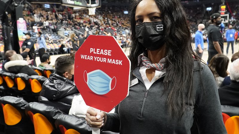 Fotografija: V Torontu, kjer so na nedavnem dvoboju ekip Raptors in Golden State Warriors, so gledalce opozarjali na uporabo mask. FOTO: John E. Sokolowski/USA TODAY Sports
