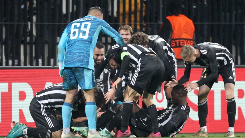 Fotografija: Angleže so spravili na kolena tudi prekmurski nogometaši v Ljudskem vrtu. FOTO: Srdjan Zivulovic/Reuters