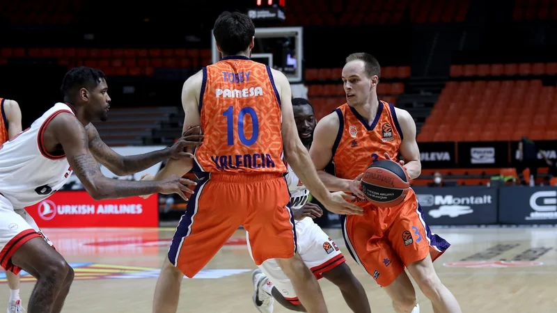 Fotografija: Klemen Prepelič (desno) in Mike Tobey (10) bosta zelo trd oreh za Cedevito Olimpijo. FOTO: EuroCup