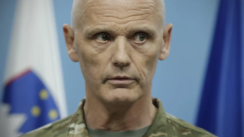 Fotografija: Načelnik generalštaba Slovenske vojske Robert Glavaš je med drugim napovedal korenito zmanjšanje obsega slovenske misije na Kosovu, več vojakov bo šlo v Latvijo. Foto Jure Eržen
