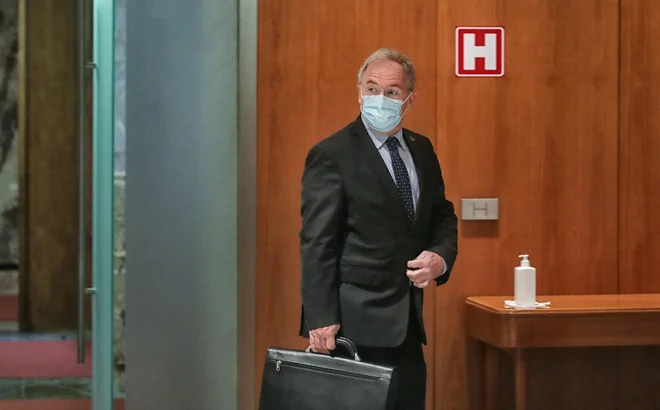 Minister Hojs je odkorakal iz dvorane, po tem, ko je bil okoran zaradi arašidov. FOTO: Blaž Samec/Delo
