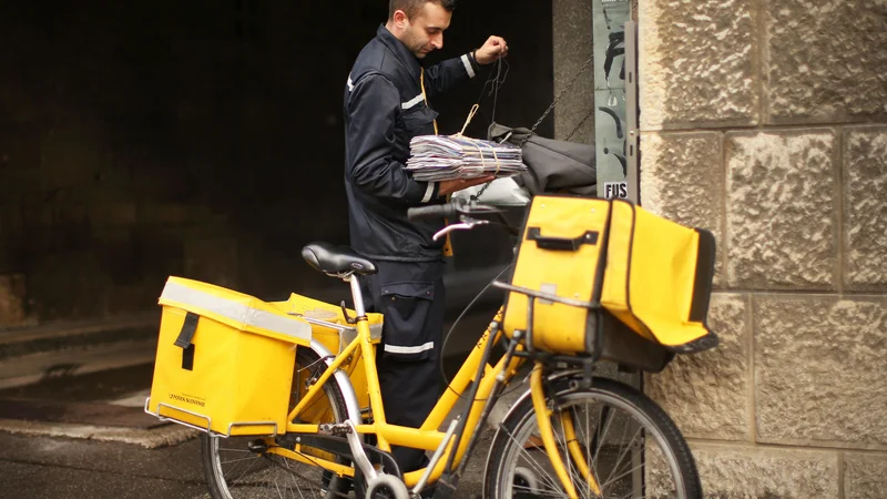 Fotografija: Pismonoše so tudi verjetno veseli, ko nam namesto ekonomsko propagandnega materiala, lahko v nabiralnike dostavijo pismo predsednika vlade. Foto: Jure Eržen/Delo